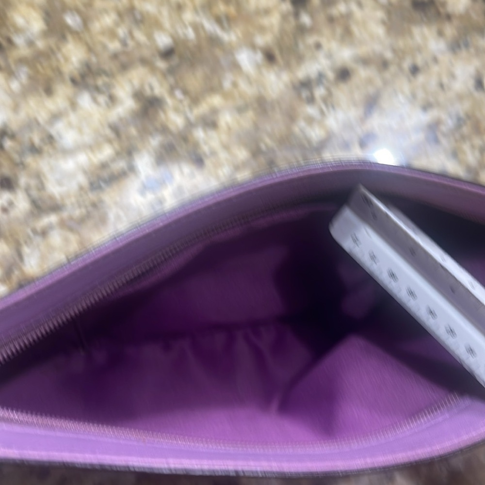 Authentic COACH patent leather clutch - Lilac - Picture 4 of 7